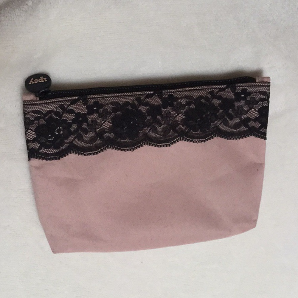 Adorable makeup bag✨🌸